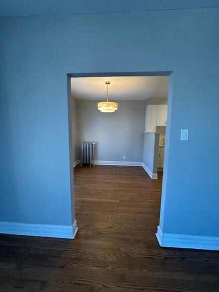 Building Photo - 1601 W Thome Ave