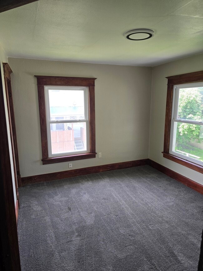 Building Photo - 112 5th St NE