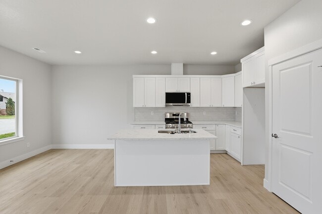 Building Photo - 653 N Creative