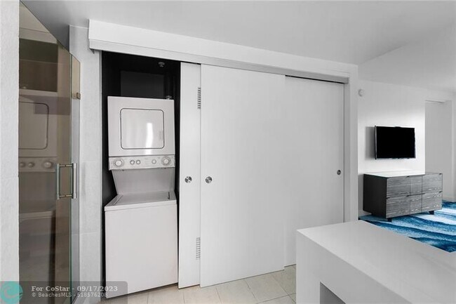 Building Photo - 3101 Bayshore Dr