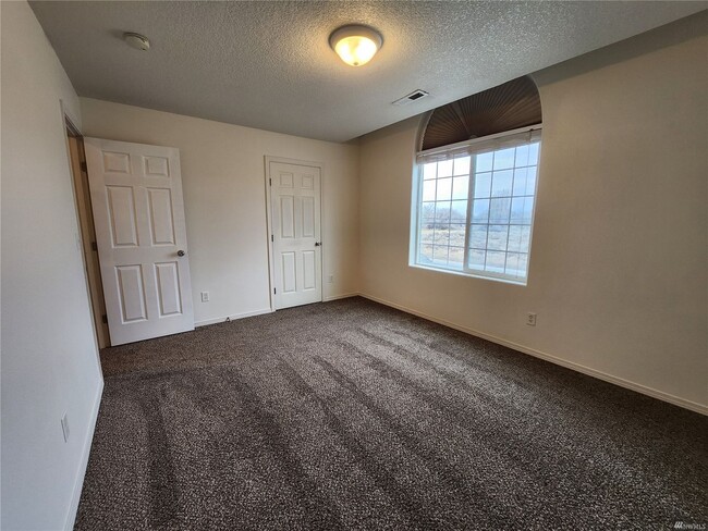 Building Photo - 3 bedroom 2.5 Bath Townhouse with garage i...