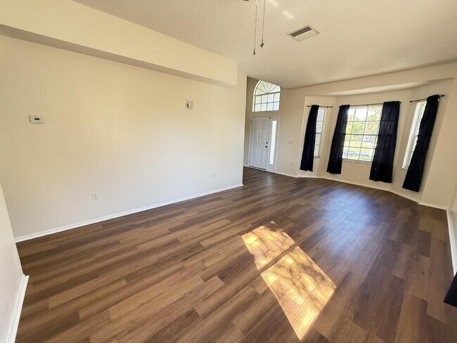 Building Photo - Beautifully remodeled 6 bedroom - 3 bath home in Summerfield Village