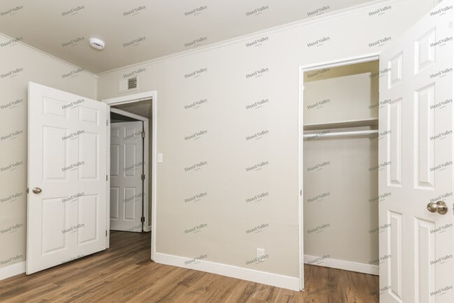 Building Photo - 869 S Maple Ave