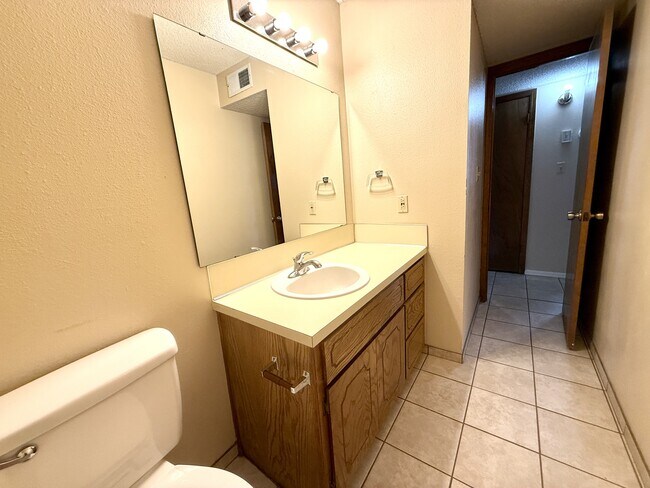 Building Photo - 2302 Shenandoah Dr