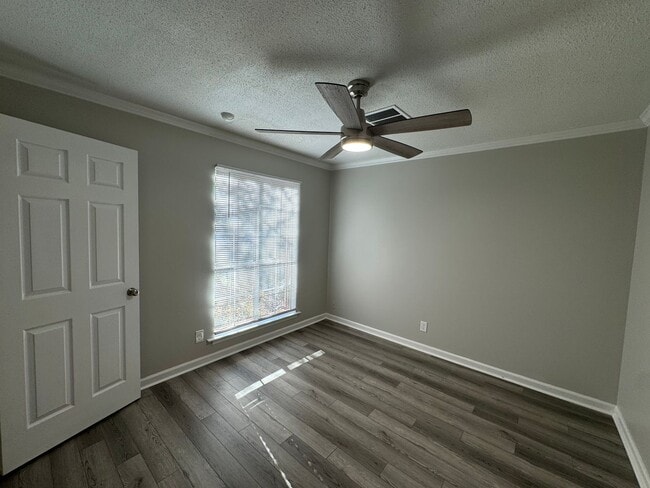 Building Photo - Beautifully Redone
