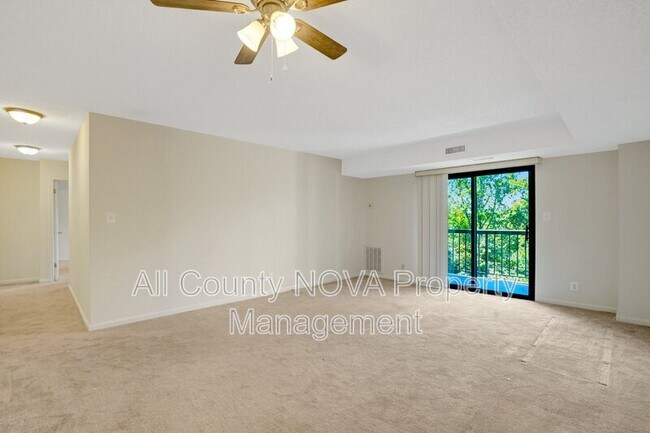 Building Photo - 3800 Powell Ln