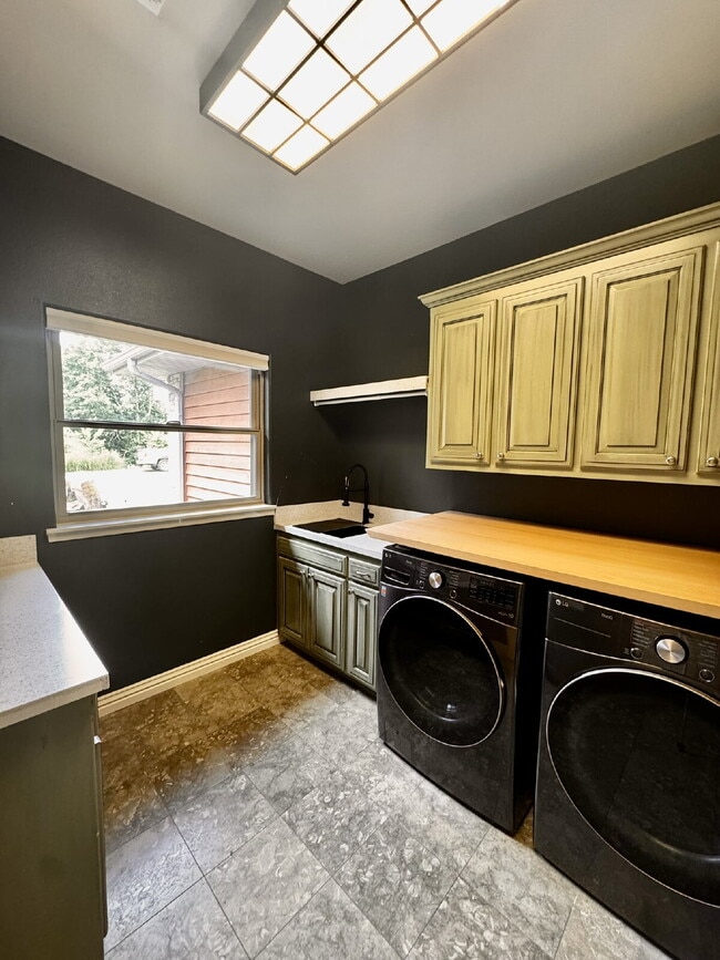 Building Photo - 723 N Lakeview Dr