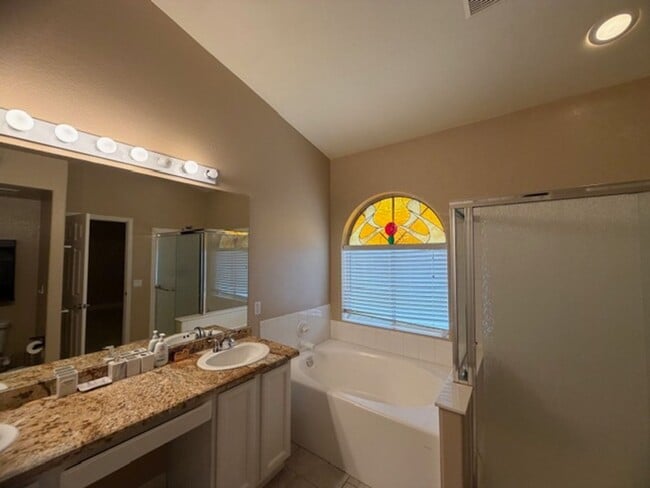 Building Photo - GORGEOUS 4 BEDROOM SINGLE STORY HOME