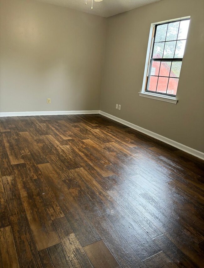 Building Photo - 402 Alice Dr