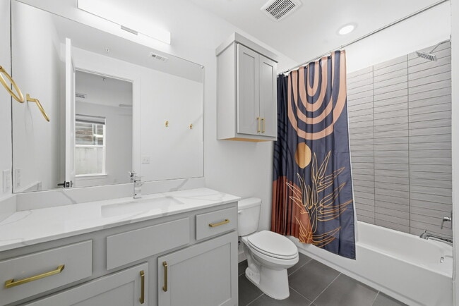 Building Photo - Spacious 3-Bed, 3-Bath Condo with Scenic Views in Vibrant Austin!