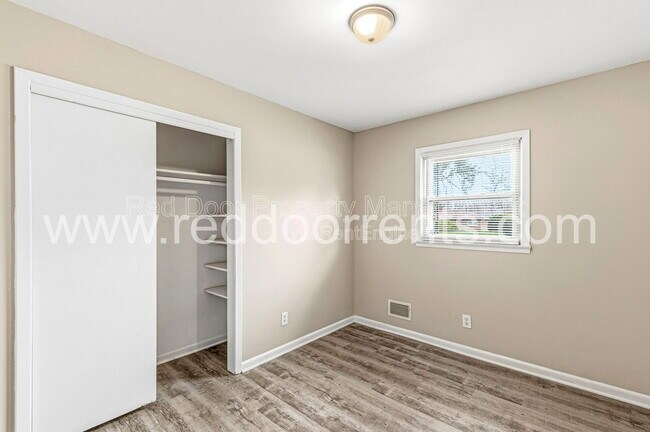 Building Photo - 5563 E 34th St