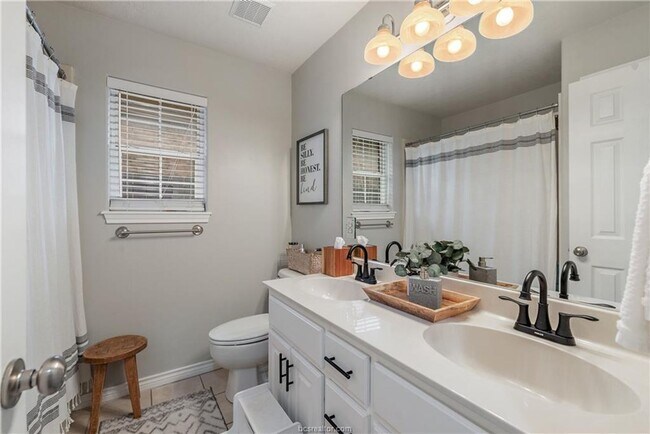 Building Photo - Beautiful 3 Bed, 2 Bath in Castlegate