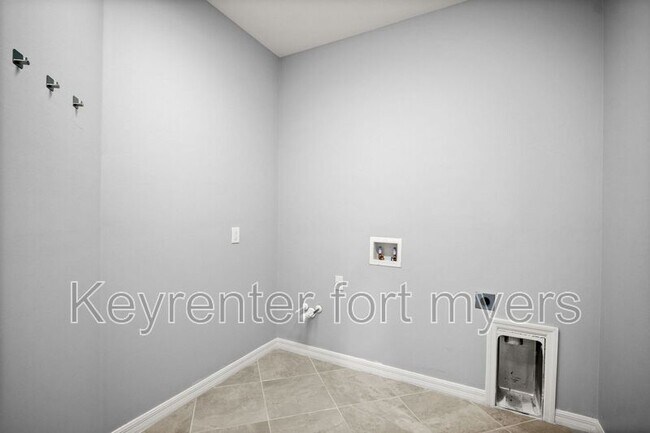 Building Photo - 12000 Santaluz Dr