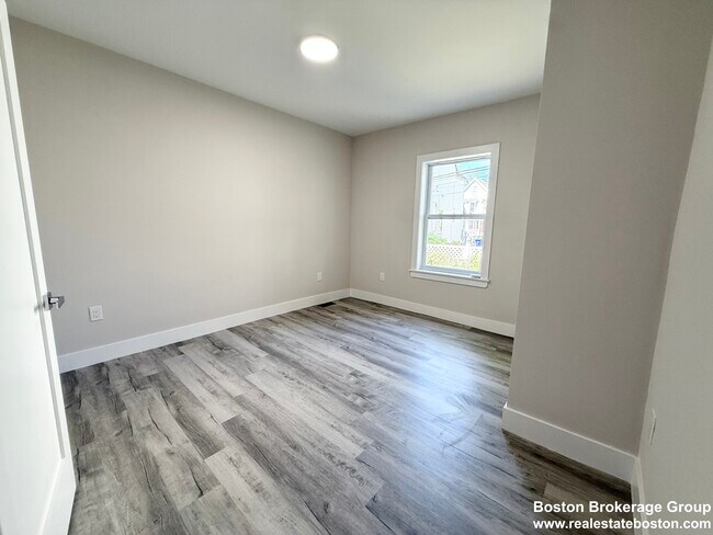 Building Photo - 10 Cawfield St