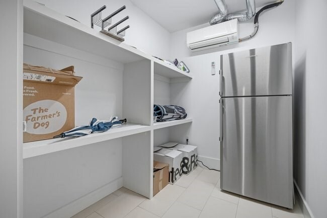 Building Photo - 946 Saratoga St