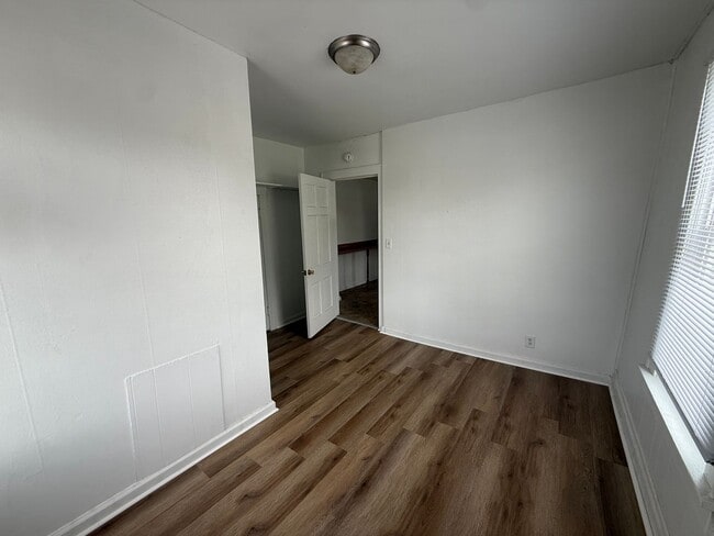 Building Photo - 1 bedroom, 1 bathroom Apartment! AVAILABLE NOW!