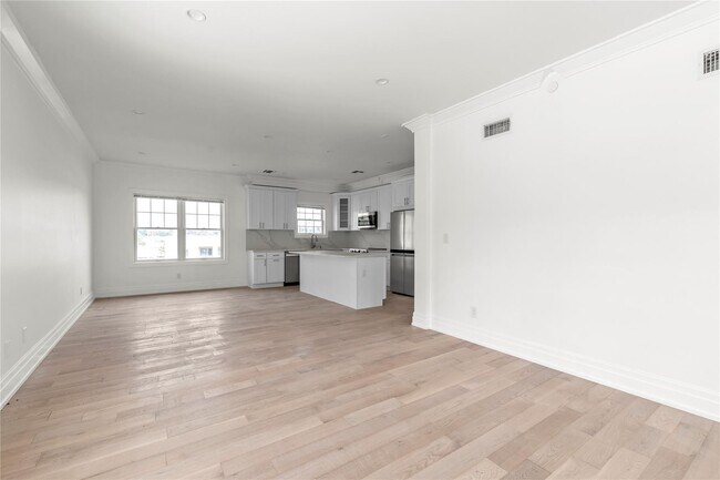 Building Photo - 22 Sagamore Hill Dr