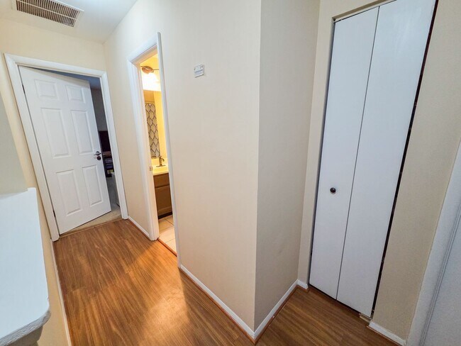 Building Photo - Beautiful 3BR Townhouse in Rockville/Derwood for early June Move-In!