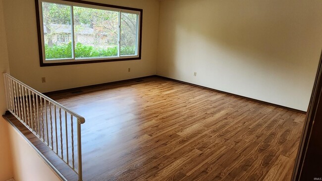 Building Photo - 708 E Eddington Ct