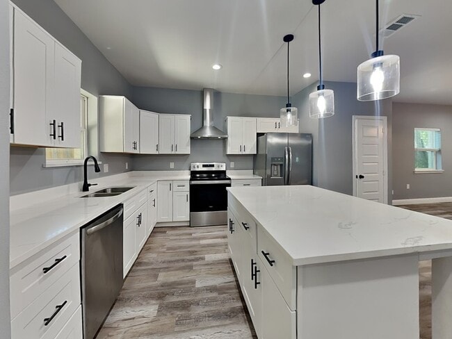 Building Photo - 633 Helena Ave