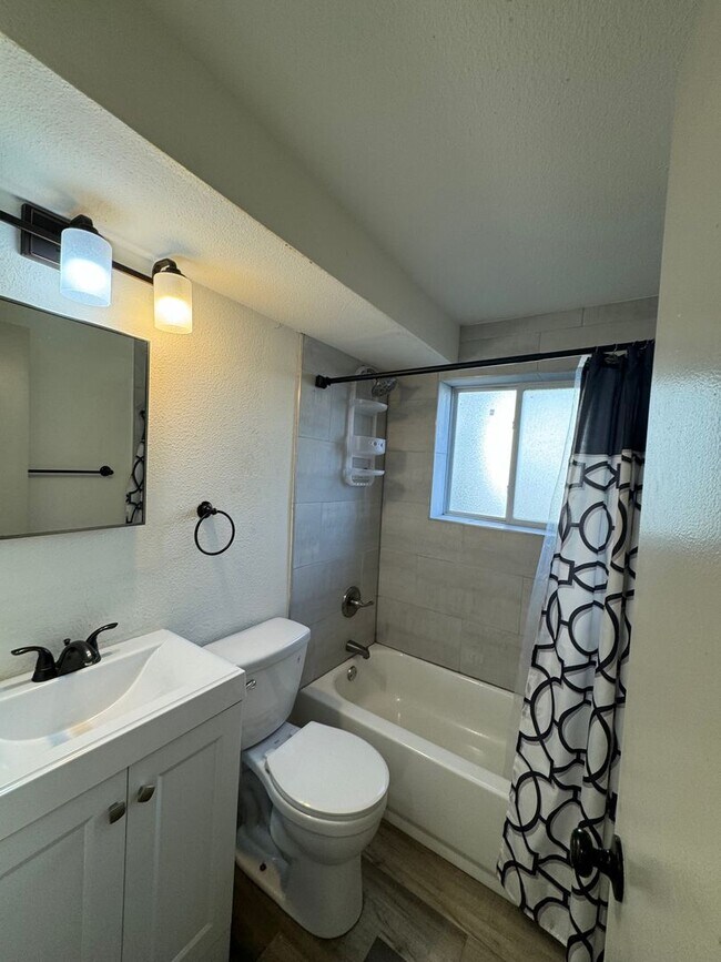 Building Photo - 2915 Straus Ln