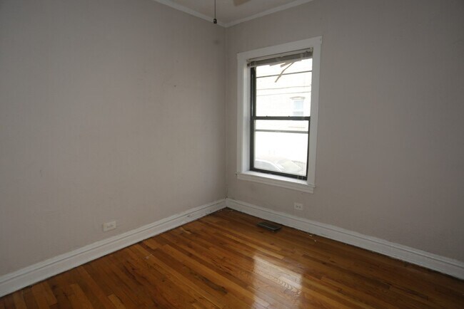 Building Photo - 6265 W Cornelia Ave