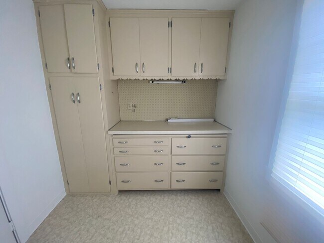 Building Photo - Amazing Cap Cod with 2 BR/ 1.5 BA and Bonu...