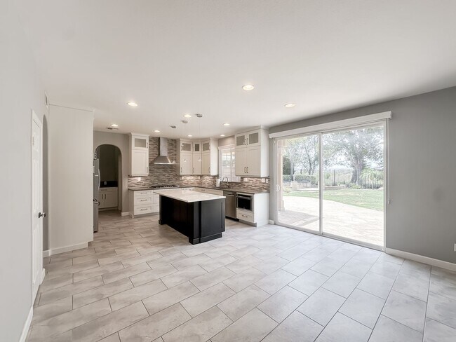 Building Photo - 32920 Northshire Cir