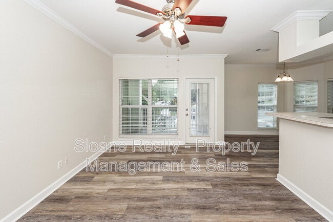Building Photo - 700 Daniel Ellis Dr
