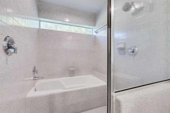 Building Photo - 2605 Calumet St