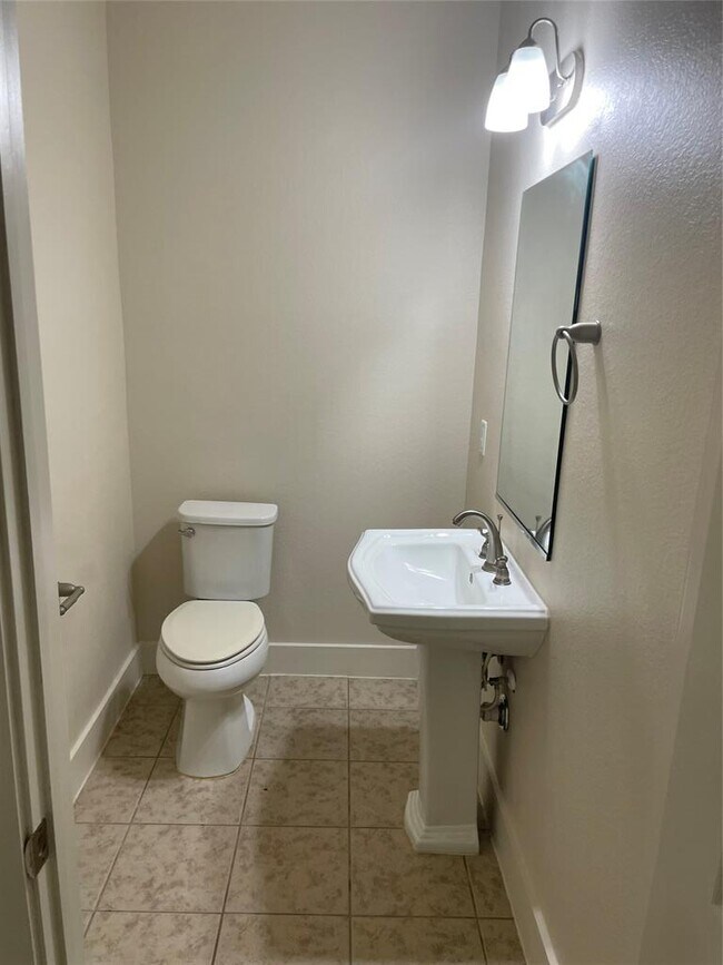 Building Photo - 2212 Creekside Ln