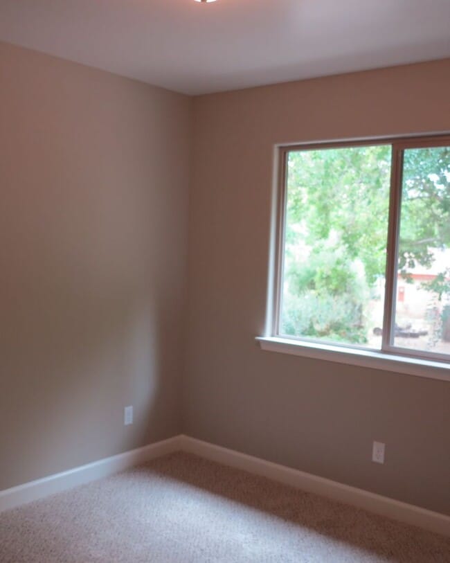 Building Photo - Charming 3 Bedroom & 2.5 Bathroom Available in Atascadero!