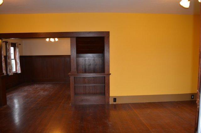 Building Photo - Beautiful, spacious Craftsman, Owner pays Yard Care, Laundry on site