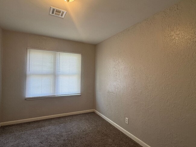 Building Photo - 824 NW 34th- AVAILABLE NOW!