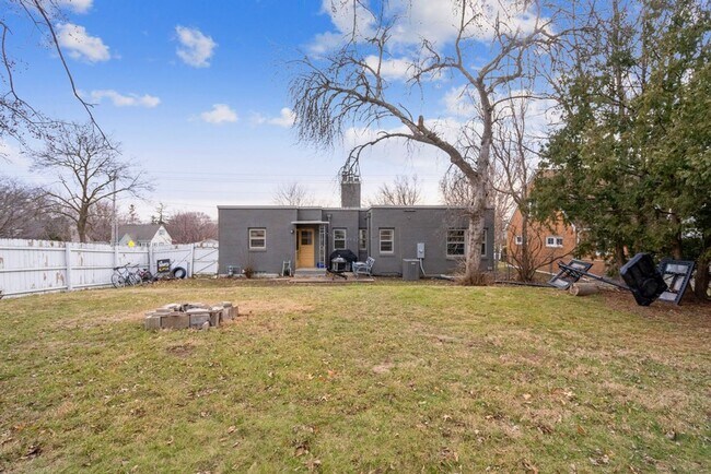 Building Photo - 603 W 18th St