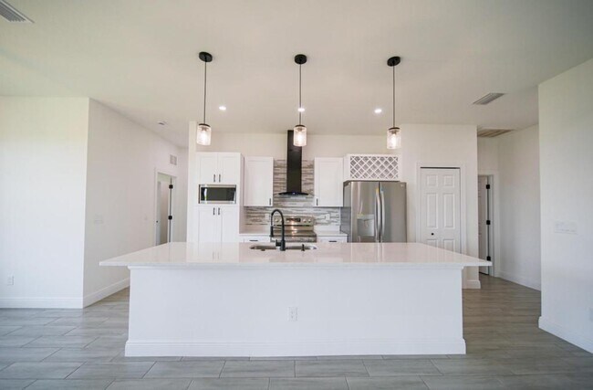 Building Photo - 422 Kismet Pkwy E