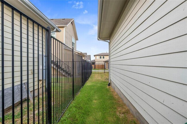 Building Photo - 8011 Orizzonte St