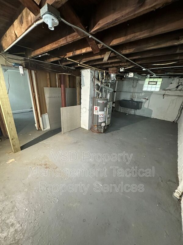 Building Photo - 13827 S Parkway Dr