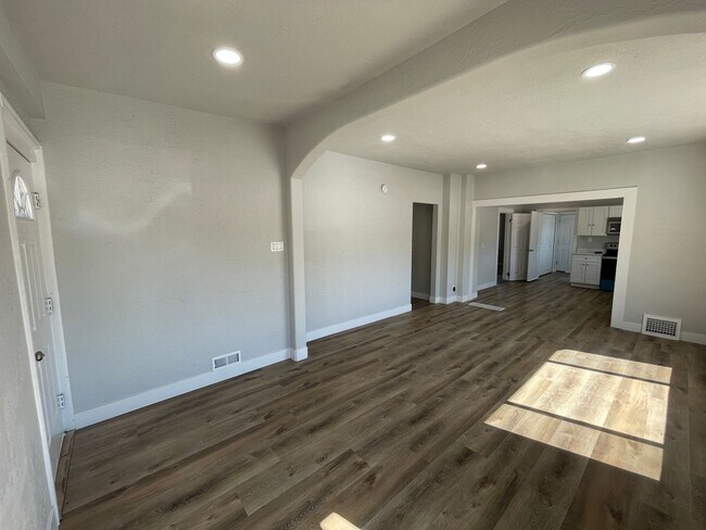 Building Photo - Spacious 4 Bed, 2 Bath Home with 2-Car Garage in Magna