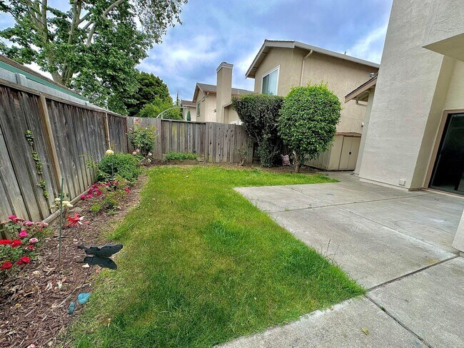 Building Photo - COMING SOON! | $3,690 / 3 BR - GORGEOUS THREE BEDROOM HOME IN PARKMONT AREA OF CENTRAL FREMONT