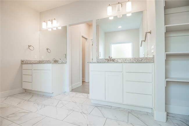 Building Photo - 350 W Kinniburgh Dr