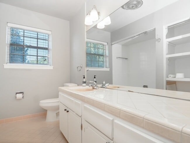 Building Photo - Beautiful midtown condo
