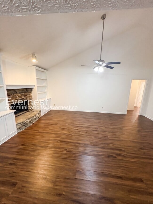 Building Photo - Spacious  Home with Deck, Patio, and Garage! / 3 Bed, 2 Bath / Available now!