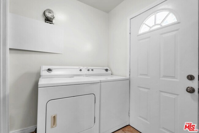 Building Photo - 419 N Van Ness Ave