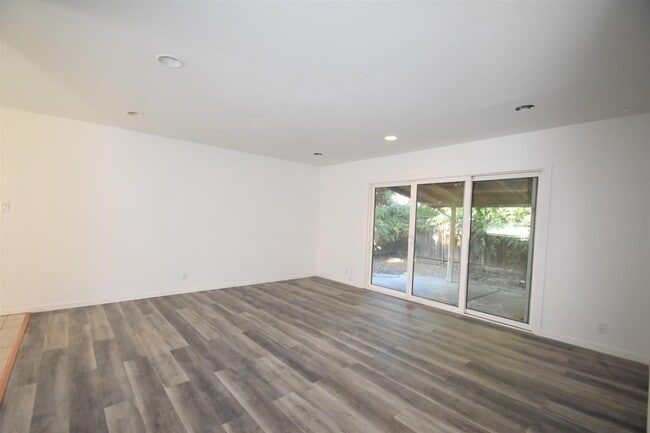 Building Photo - 488 S Sunset Ave