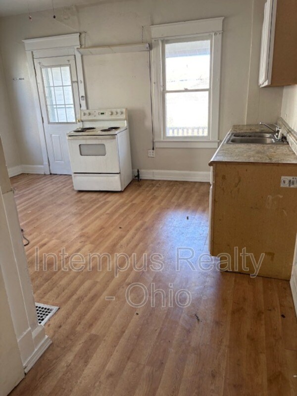 Building Photo - 243 Sexton St