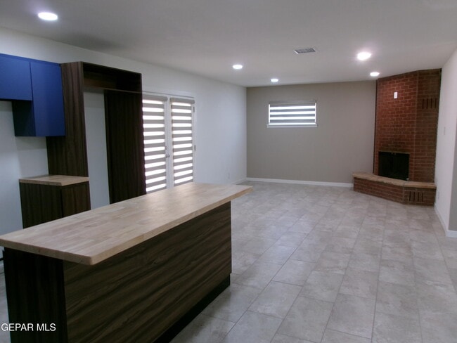 Building Photo - 6253 Dew Dr