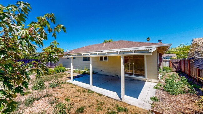 Building Photo - 1925 Leafgreen Dr