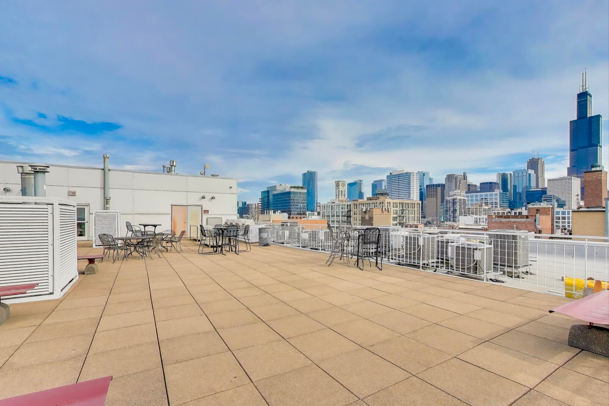 Building Photo - 933 W Van Buren St