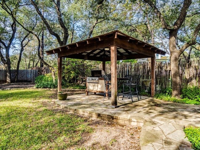 Building Photo - 404 Almarion Dr
